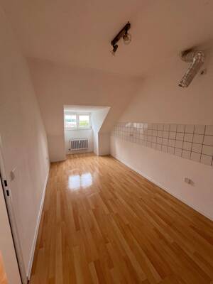 Großzügige 4-Zimmer-Dachgeschosswohnung mit Balkon und markanter Giebelfensterfront – 32756 Detmold – Vorschaubild 2