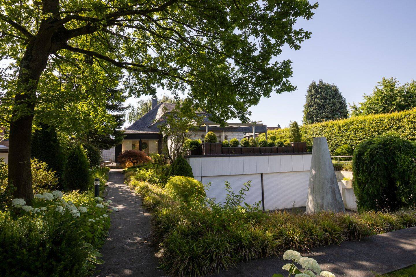 Modernisiertes Refugium: Großzügiges Wohnen mit Park und Pool – Jüchen – Vorschaubild 2