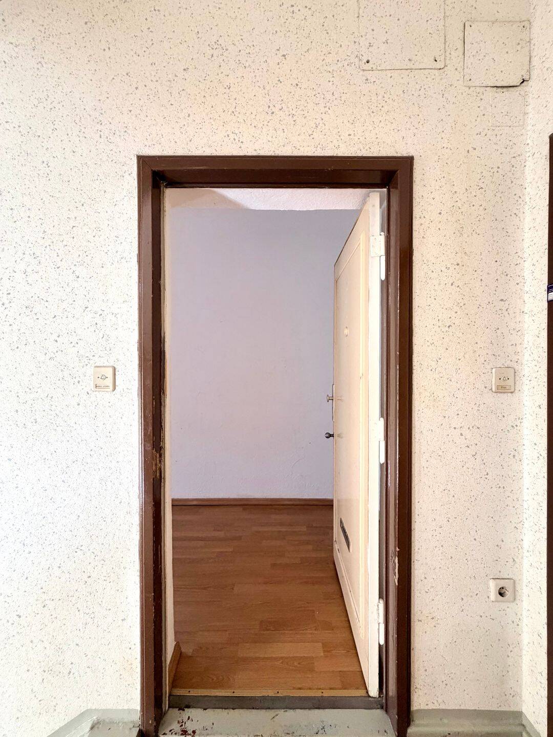 Grüne Ruheoase in Charlottenburg - Bezugsfreie 2-Zimmer-Wohnung mit 2 Stellplätzen – Berlin – Vorschaubild 2