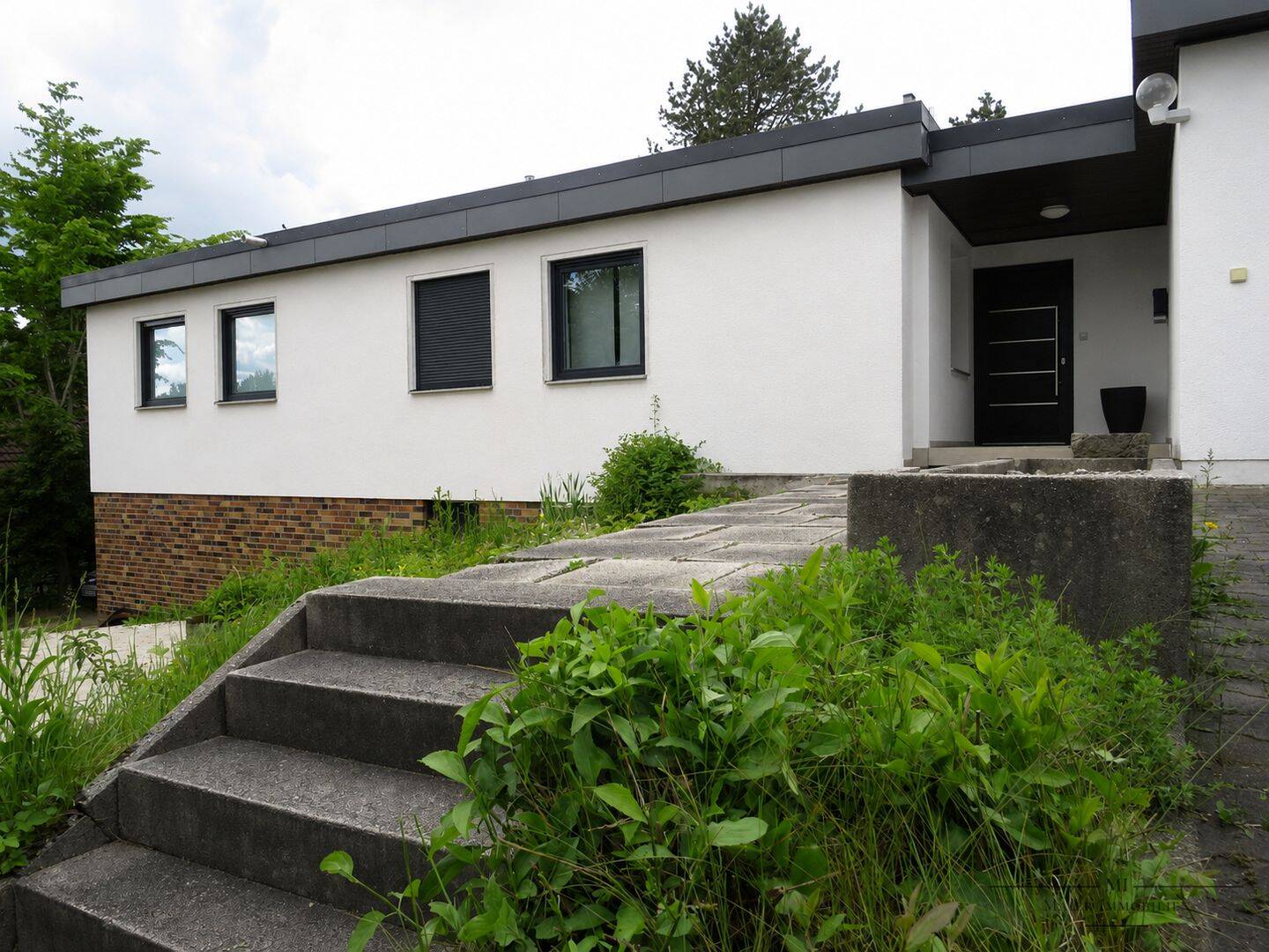Ihr neues Zuhause: Freistehendes Einfamilienhaus mit idyllischem Gartengrundstück & Innenpool – Sulzbach-Rosenberg – Bild 1 von 9