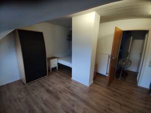 einfache Dachgeschosswohnung, 45m2 Grundfläche, ca. 34,5 m2 an liebe nicht rauchende Dame zu vermieten – 51109 Köln – Vorschaubild 2