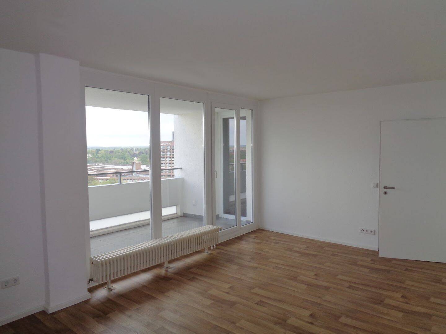 Genießen Sie das Wohnen mit Fernblick! Renovierte 3 Zimmer im 16. OG mit 2 Balkone + Aufzug – Braunschweig – Vorschaubild 3