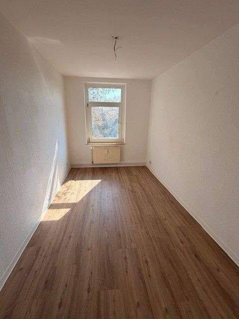 Gemütliche 4-Raum Wohnung mit nagelneuem Vinylfußboden und Einbauküche. – Magdeburg – Vorschaubild 5