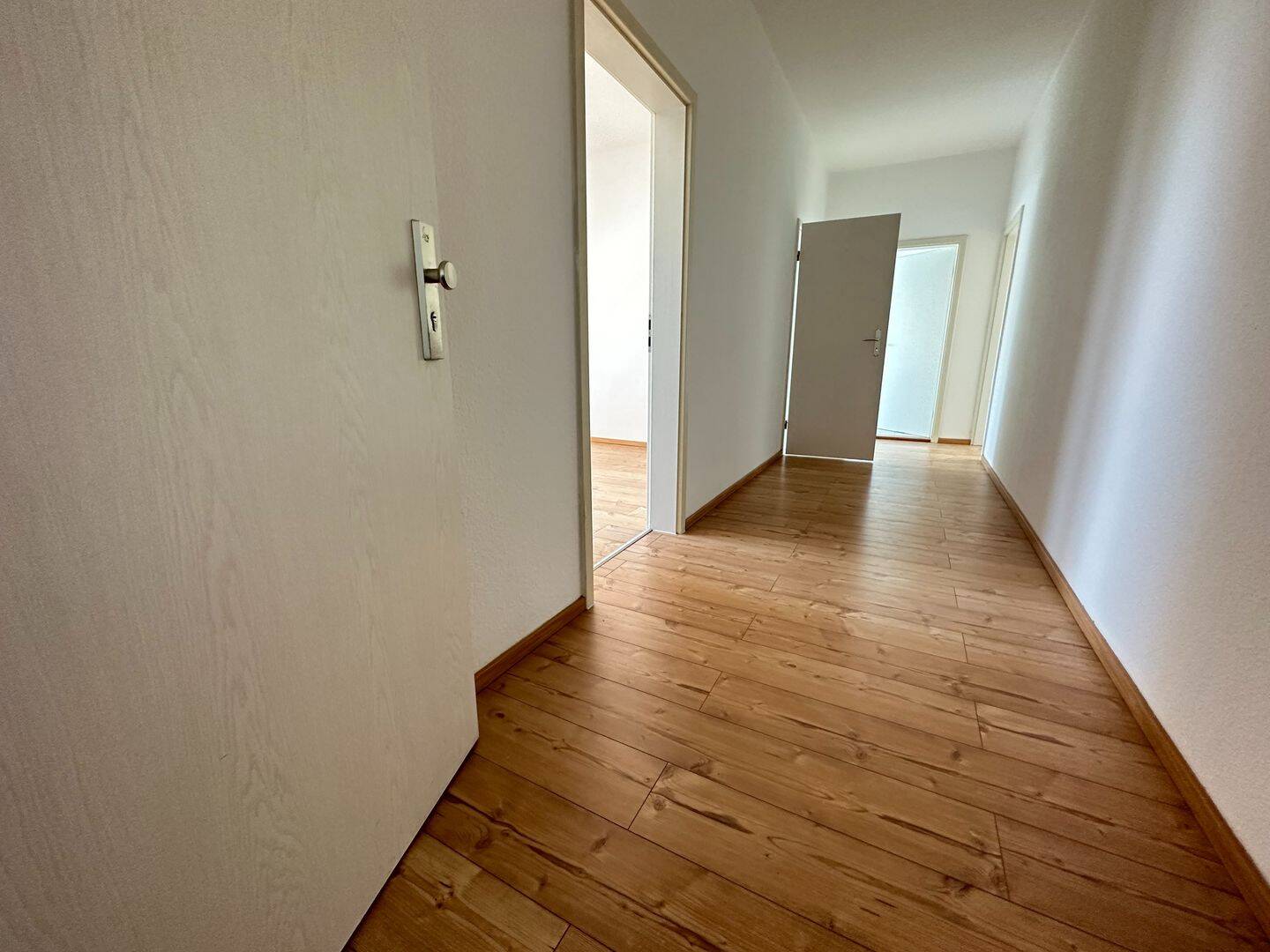 WOHNEN im Dachgeschoss - modetne EBK *** Bad mit Fenster + Wanne ! – Chemnitz – Vorschaubild 4