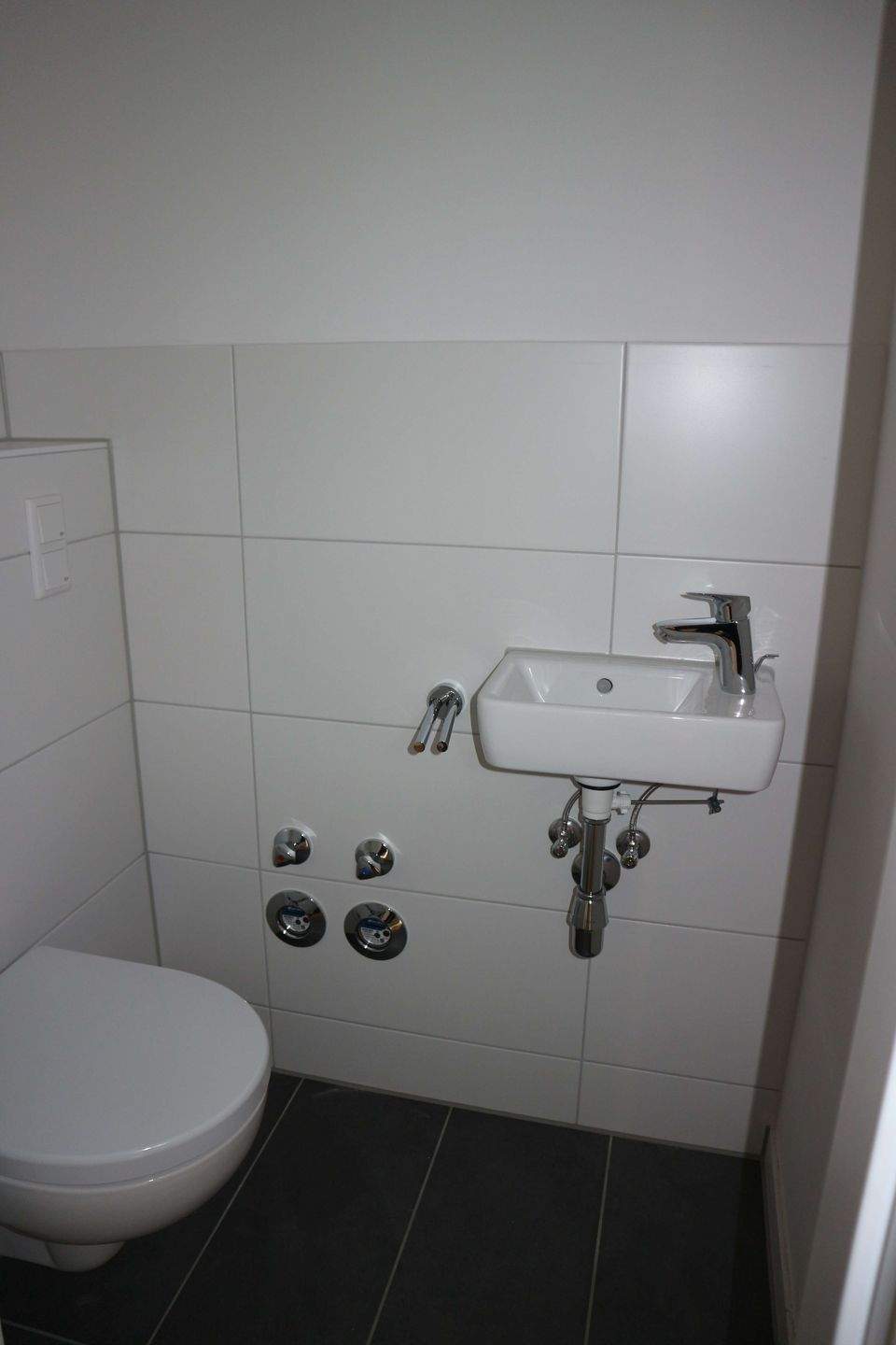 EBK*** Gäste-WC / 2.OG / moderne Bodenbeläge / Wanne + Dusche u.v.m. – Chemnitz – Vorschaubild 9