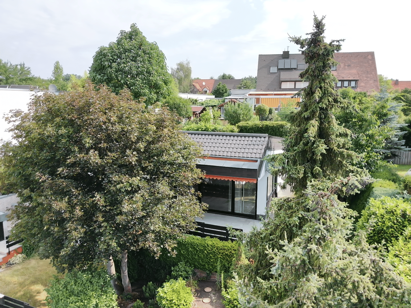 Gepflegtes, großzügiges Einfamilienhaus mit Terrasse, Pergola und Garage – Nürnberg – Vorschaubild 2