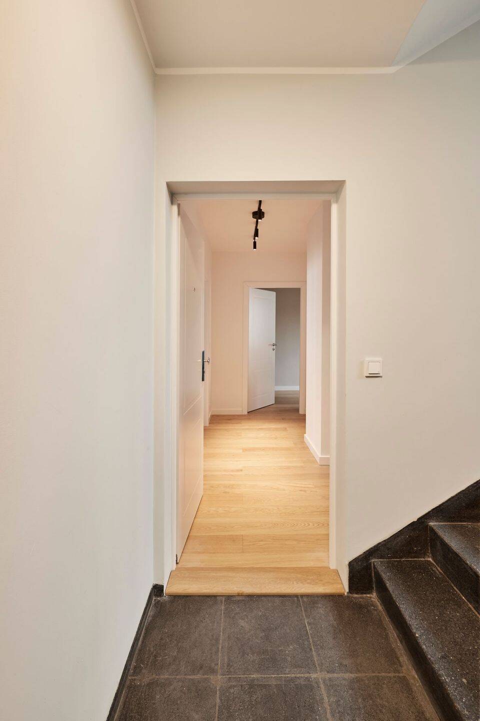 Erstbezug nach Sanierung - 3 Zimmerwohnung mit Balkon direkt zwischen Kudamm und dem Tiergarten – Berlin – Vorschaubild 2