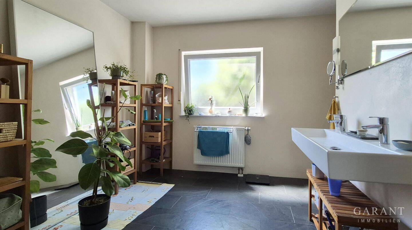 Perfekt angebunden im Grünen: Kurze Wege zum Alltag + viel Wohnfläche für Familie & Homeoffice! – Ilsfeld – Vorschaubild 7