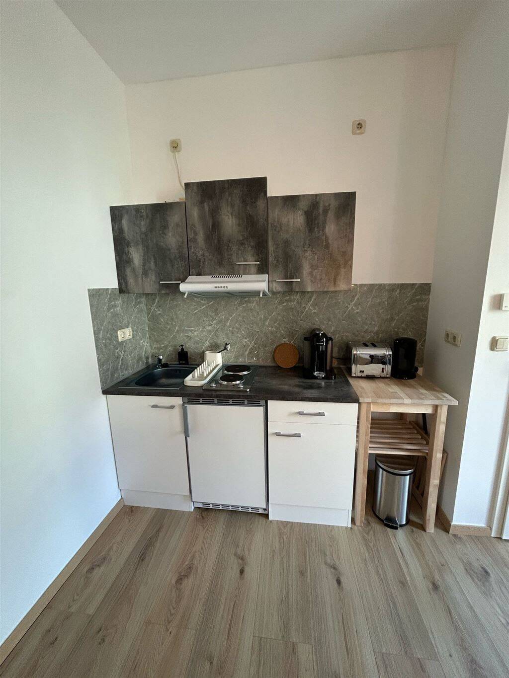 Zweitbezug nach San.! Kompaktloft 1-Zi. im Hinterhaus mit Du. und Lam. in zentraler Lage! EBK mgl.