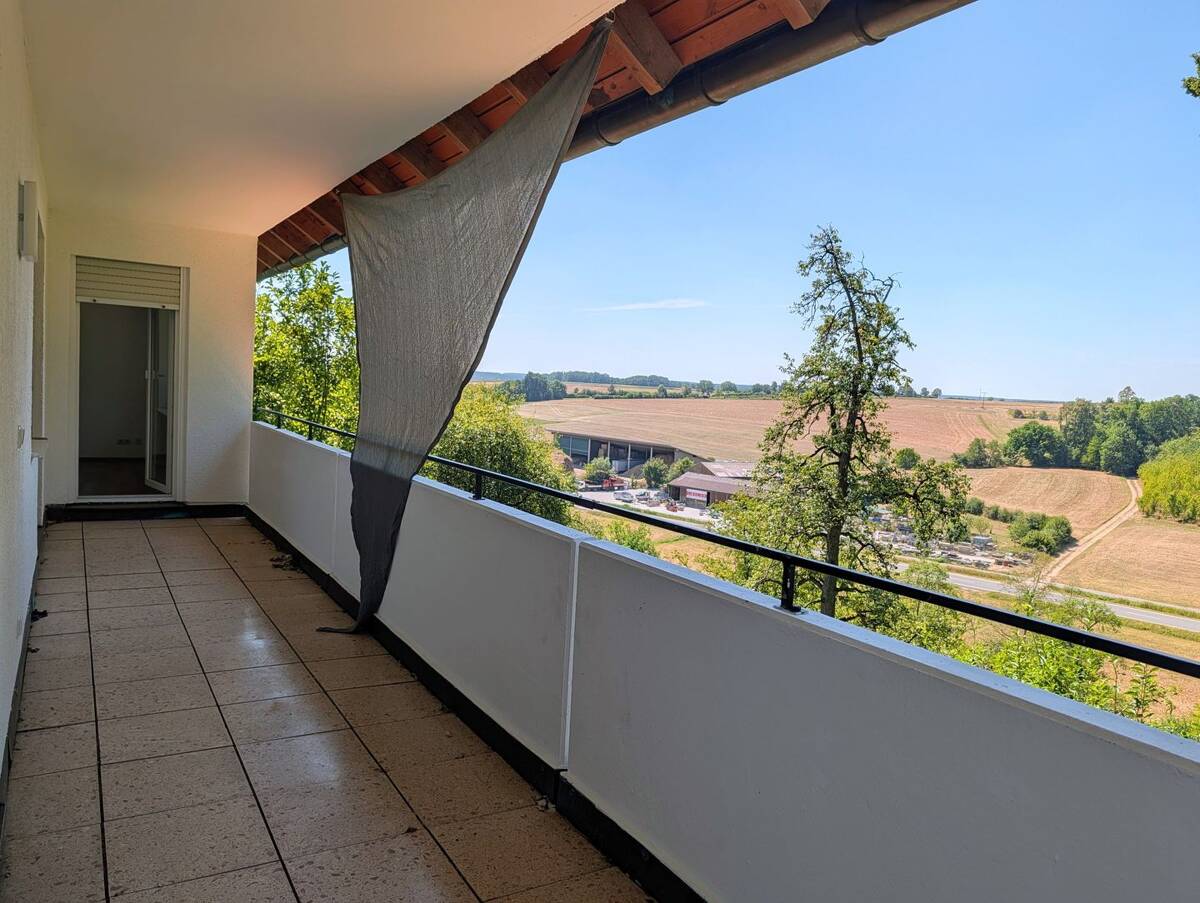 Sonnige 5-Zimmer-Wohnung mit traumhaftem Fernblick – 90513 Zirndorf – Bild 1 von 9