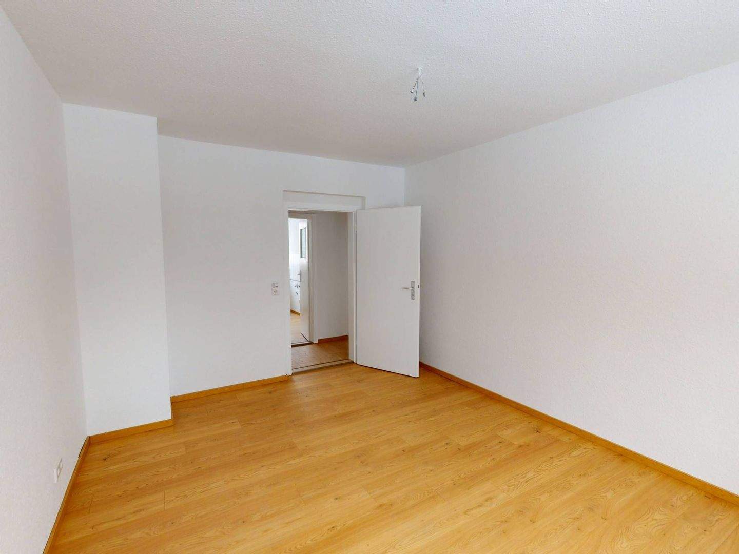 Platz und Helligkeit: Große 3-Zimmer-Wohnung mit Wannenbad – Wittenberg – Vorschaubild 5