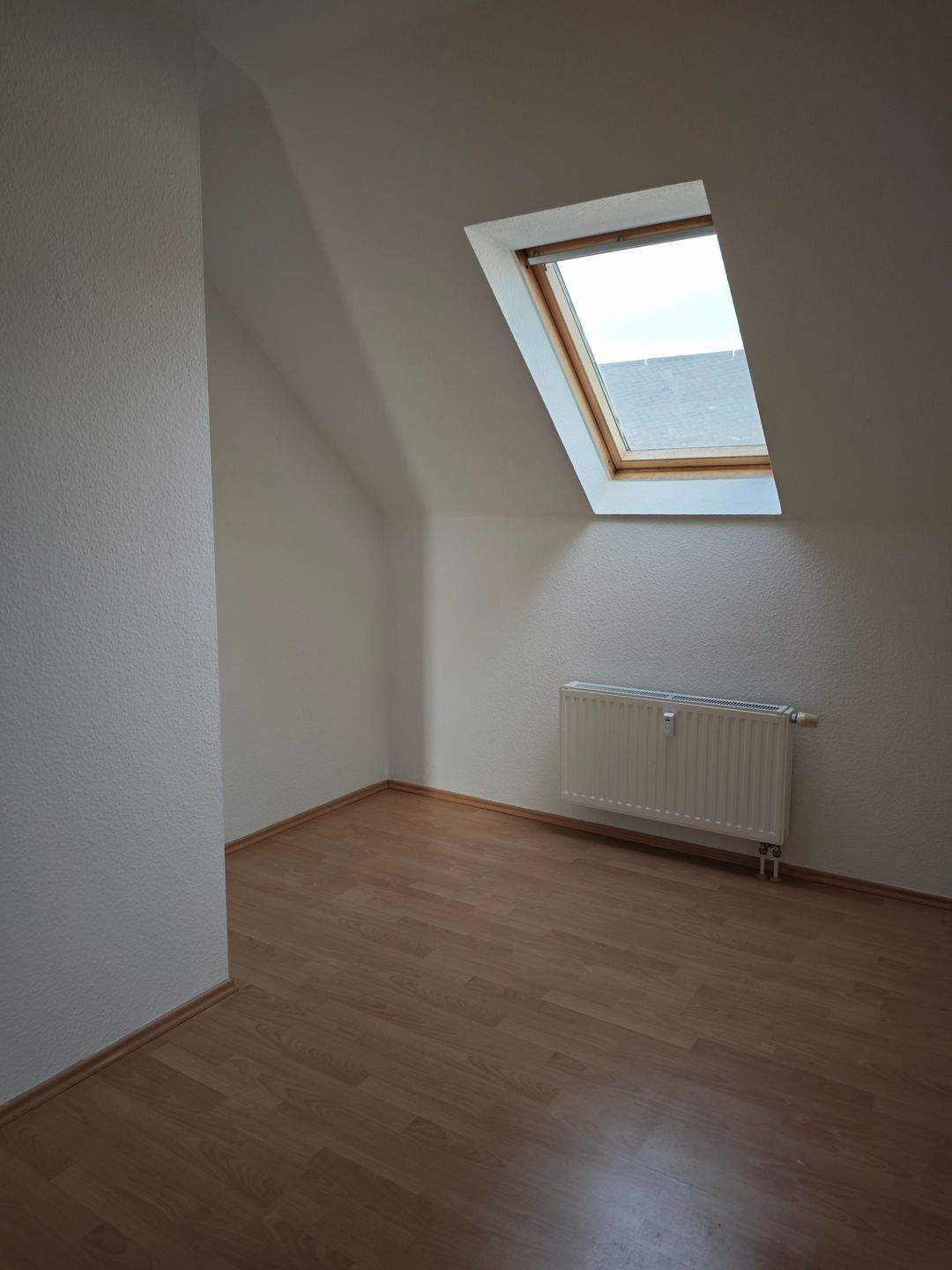 helle günstige 3-Zimmer-Dachgeschoßwohnung mit Balkon, Fahrstuhl, EBK – Chemnitz – Vorschaubild 8