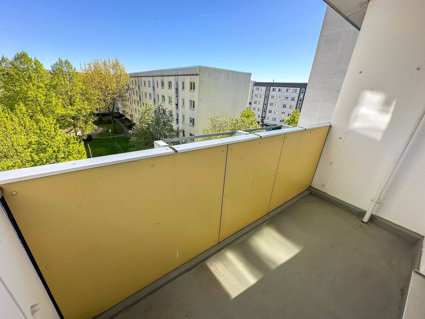 bezugsfrei: ruhige Lage | Südostbalkon | Aufzug | Fernwärme | Blick ins Grüne – Leipzig – Vorschaubild 9