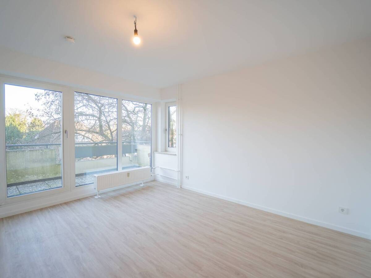 FRISCH SANIERT: Schöne 2-Zimmer-Wohnung mit BALKON und EBK im Zentrum von Schnelsen – 22457 Hamburg – Bild 1 von 6