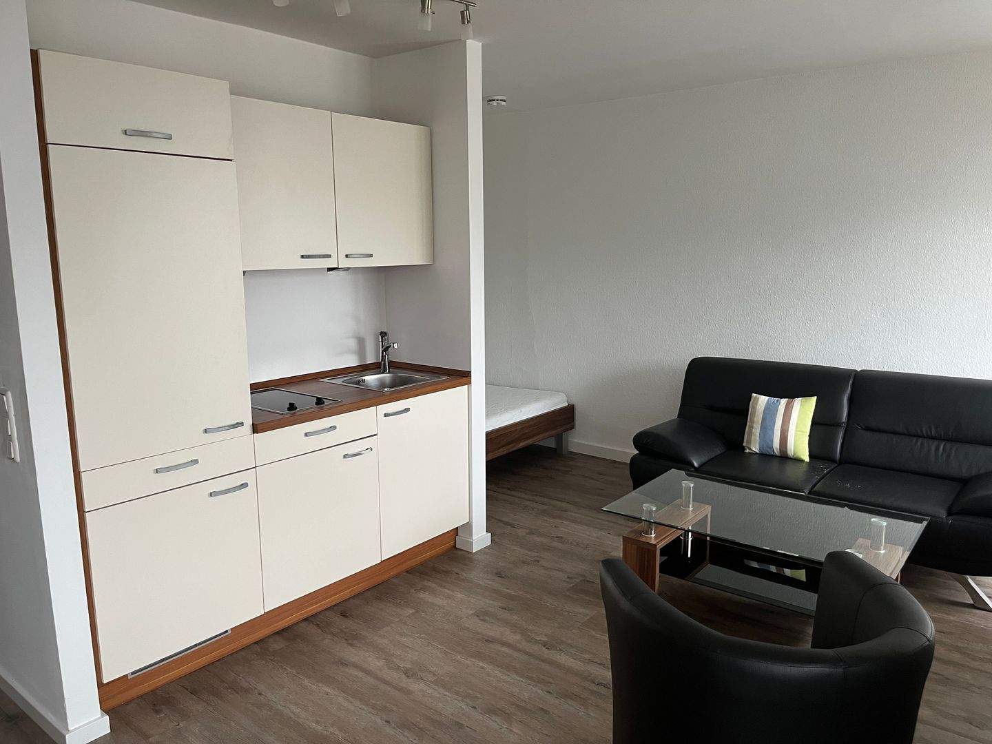 Einfach einziehen! Möbliertes 1 Zimmer-Appartement mit Balkon im 6. OG - Außen- oder TG-Stellplatz optional – Fürth – Vorschaubild 3
