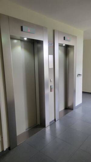 Vollsanierte, neu möblierte 3-Zi-Whg mit Aufzug u. Balkon? rollstuhlgerecht – 60435 Frankfurt am Main – Vorschaubild 2