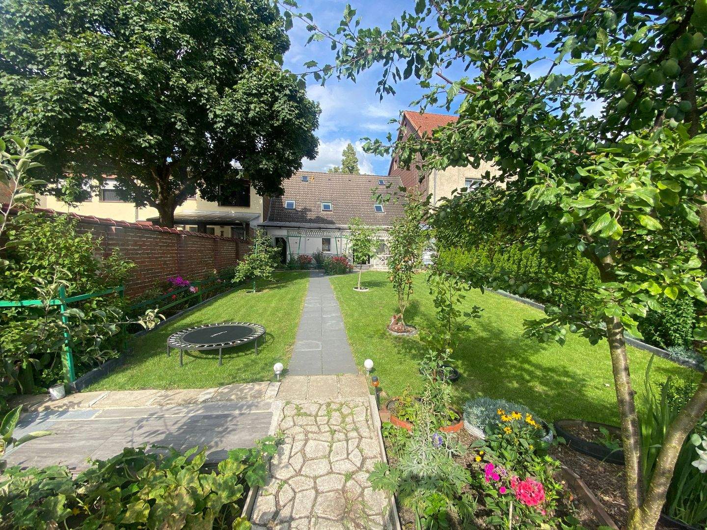 Jetzt in die eigenen vier Wände ziehen - Reihenhaus mit 5 Zimmern und Garten in Klötzes Innenstadt! – Klötze – Bild 1 von 9