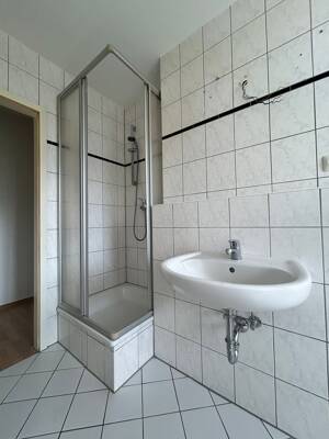 Balkon und Tageslichtbad mit Dusche – 39112 Magdeburg – Vorschaubild 6
