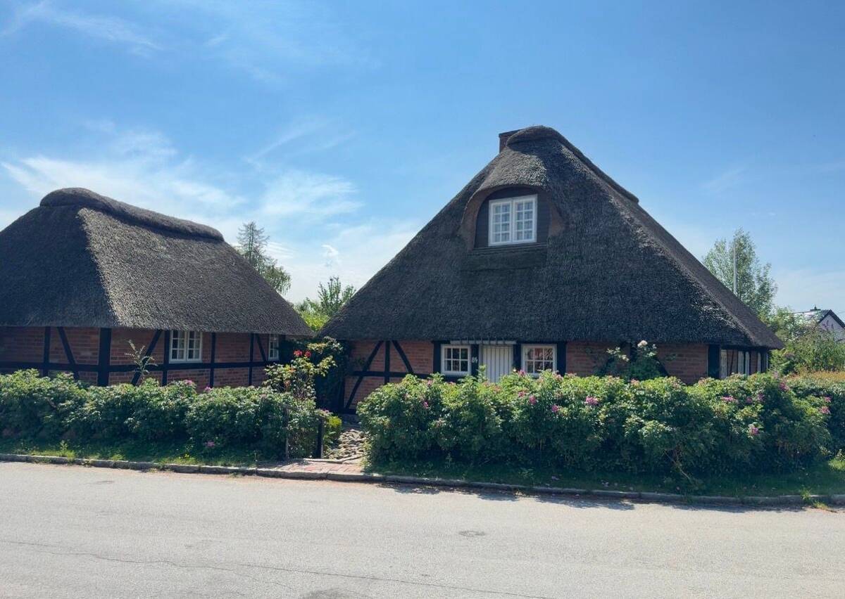 Stilvolles reetgedecktes Einfamilienfachwerkhaus und Nebengebäude im Landhausstil – 23569 Lübeck – Bild 1 von 9