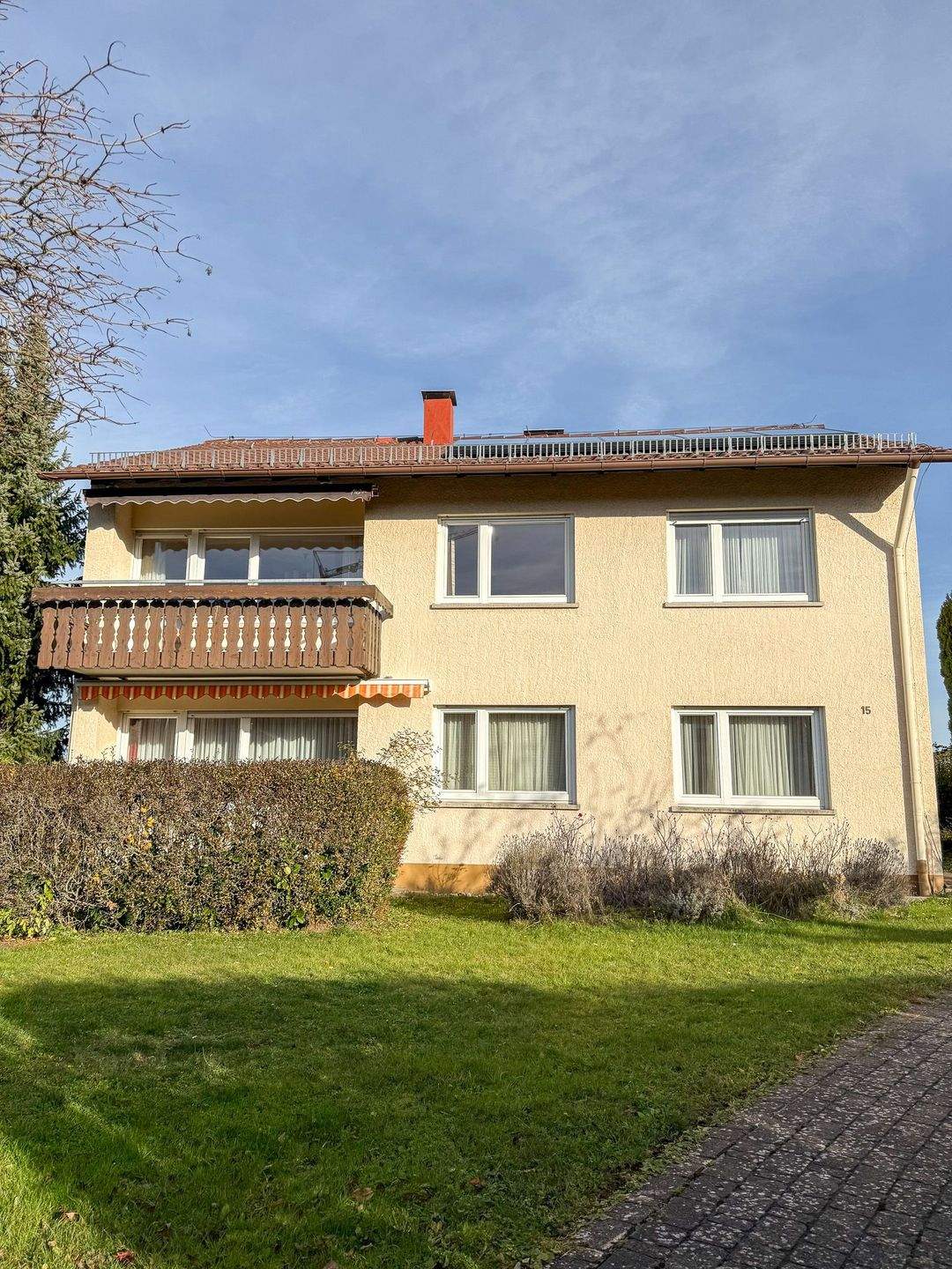 Attraktives Zweifamilienhaus mit großem Grundstück für Eigennutzer oder Kapitalanleger – Engelsbrand – Bild 1 von 9