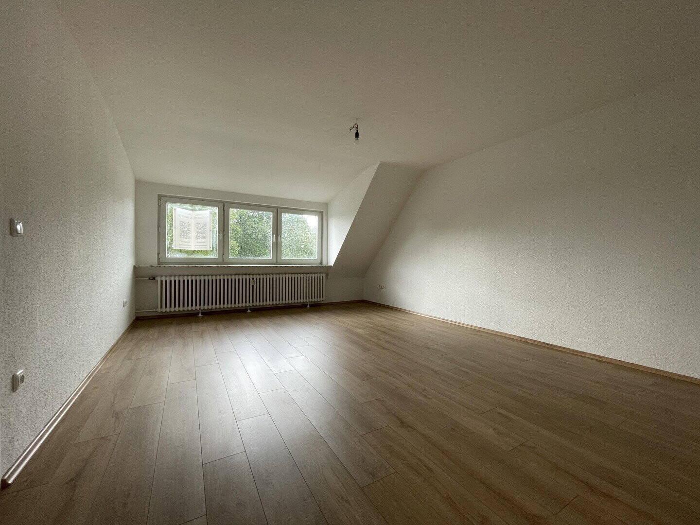 Frisch renovierte 3-Zimmer-Dachgeschosswohnung, frei ab sofort