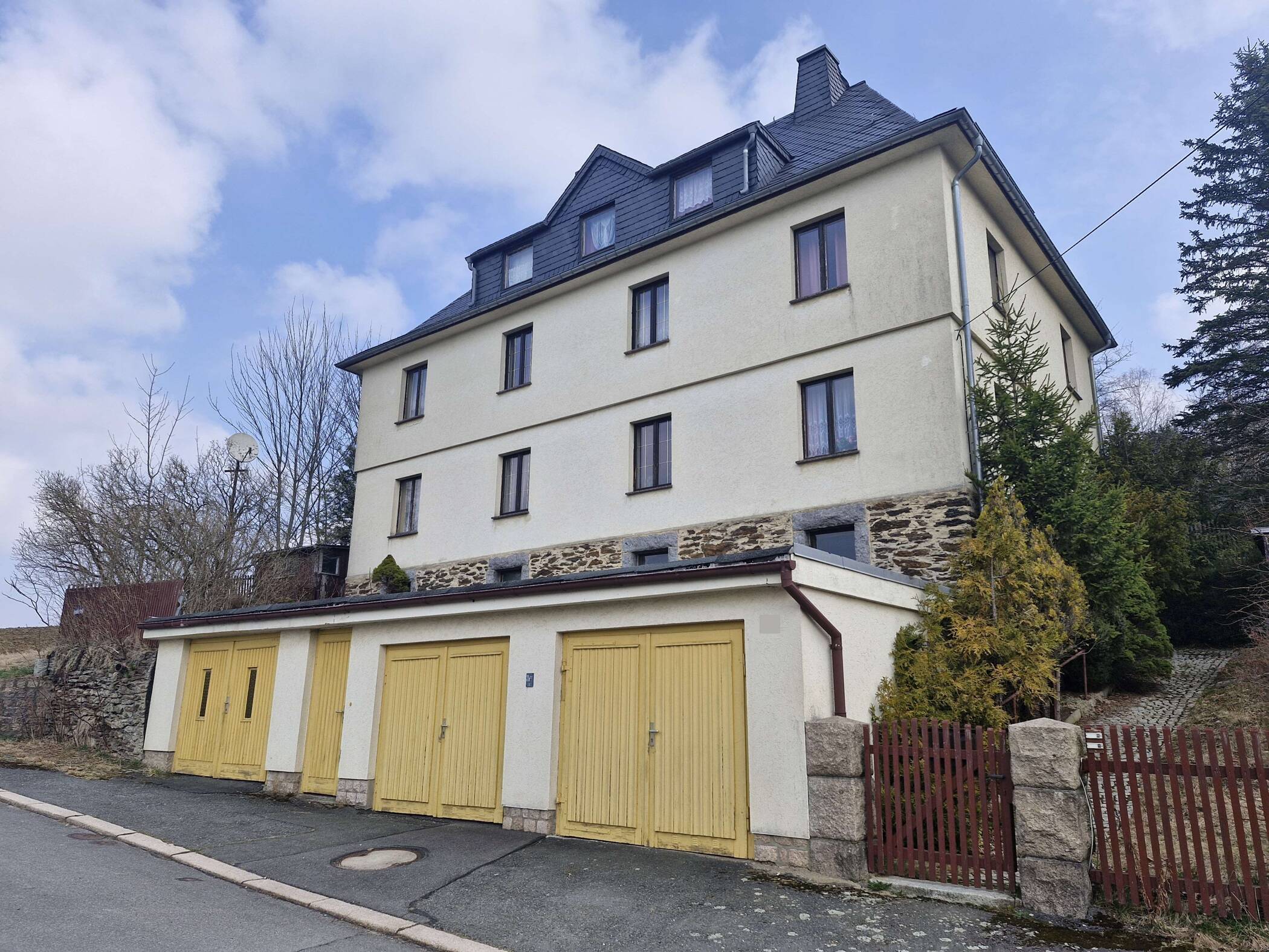 Erfüllen Sie sich den Traum vom Mehrgenerationenhaus in Zschorlau! – Zschorlau – Bild 1 von 9