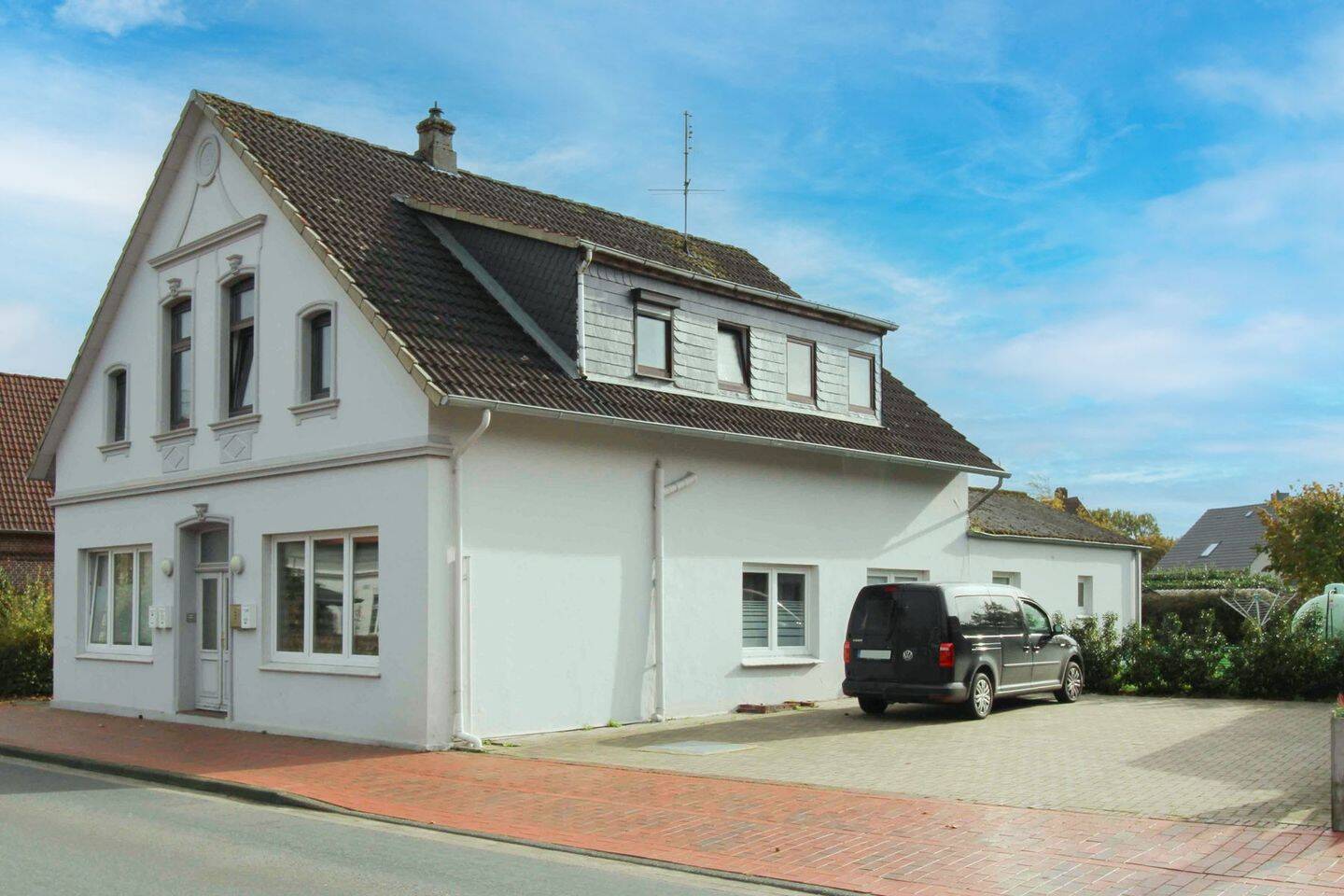 Gepflegtes Mehrfamilienhaus mit vier Wohneinheiten in Zetel. – Zetel – Vorschaubild 3