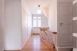 Charmantes Einfamilienhaus in Grunewald: 6 Zimmer, großer Garten und Garage direkt am Roseneck – 14193 Berlin – Vorschaubild 8