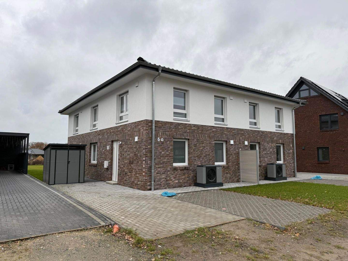 Exklusive Doppelhaushälfte in Bestlage - energieeffizient & familiengerecht – Fredenbeck – Bild 1 von 3