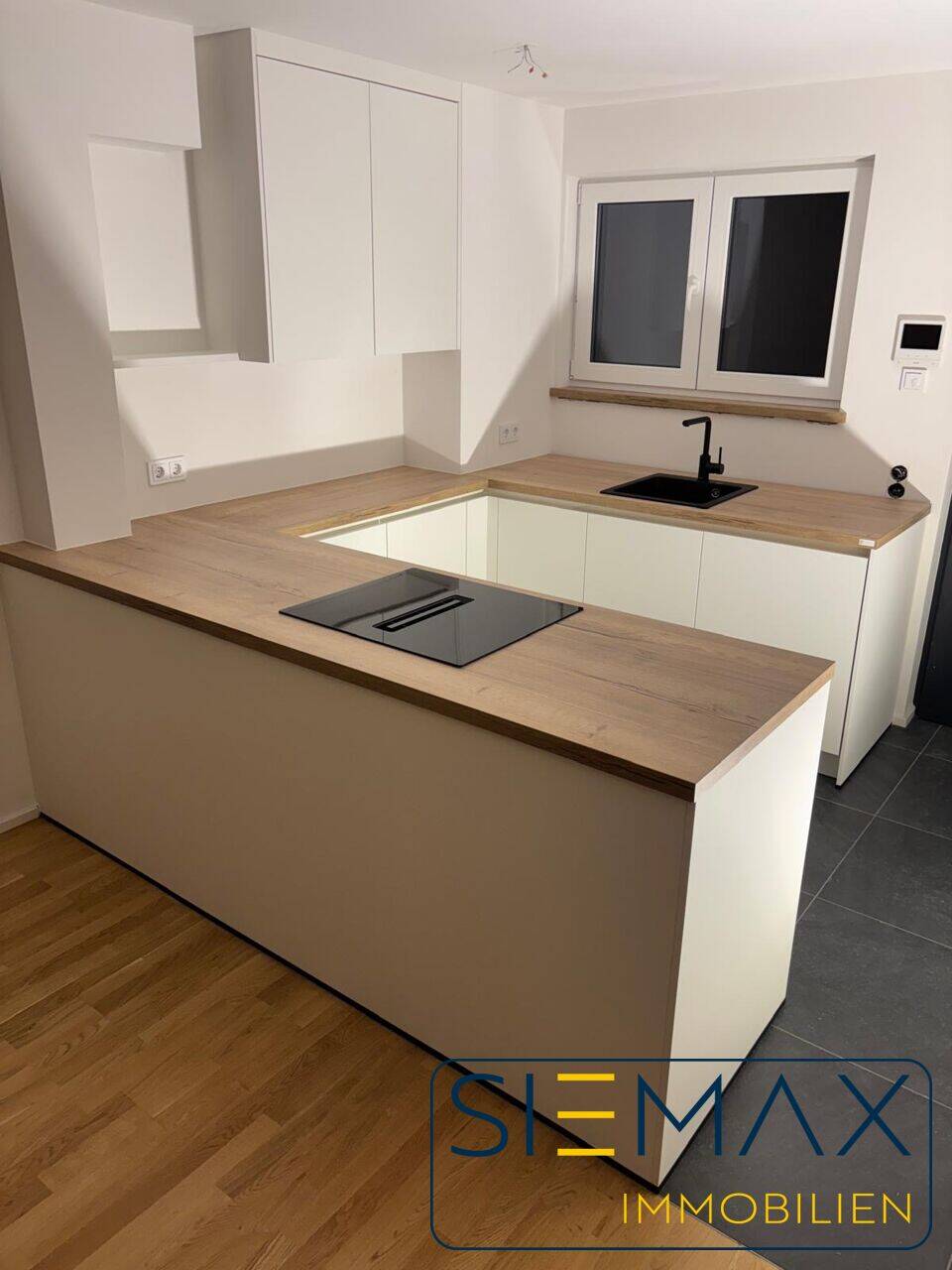 **Neuwertige 2 Zimmer Wohnung inkl. Einbauküche mit Kochinsel und Balkon**