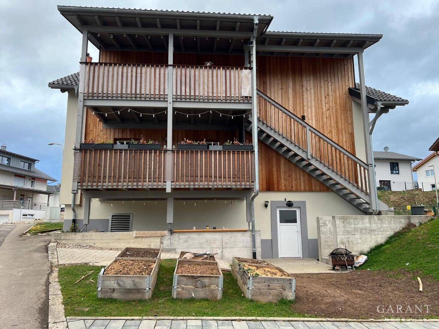 Schmuckstück Zweifamilienhaus - für Sie neu renoviert, modern und naturnah leben! – Hasel – Bild 1 von 9