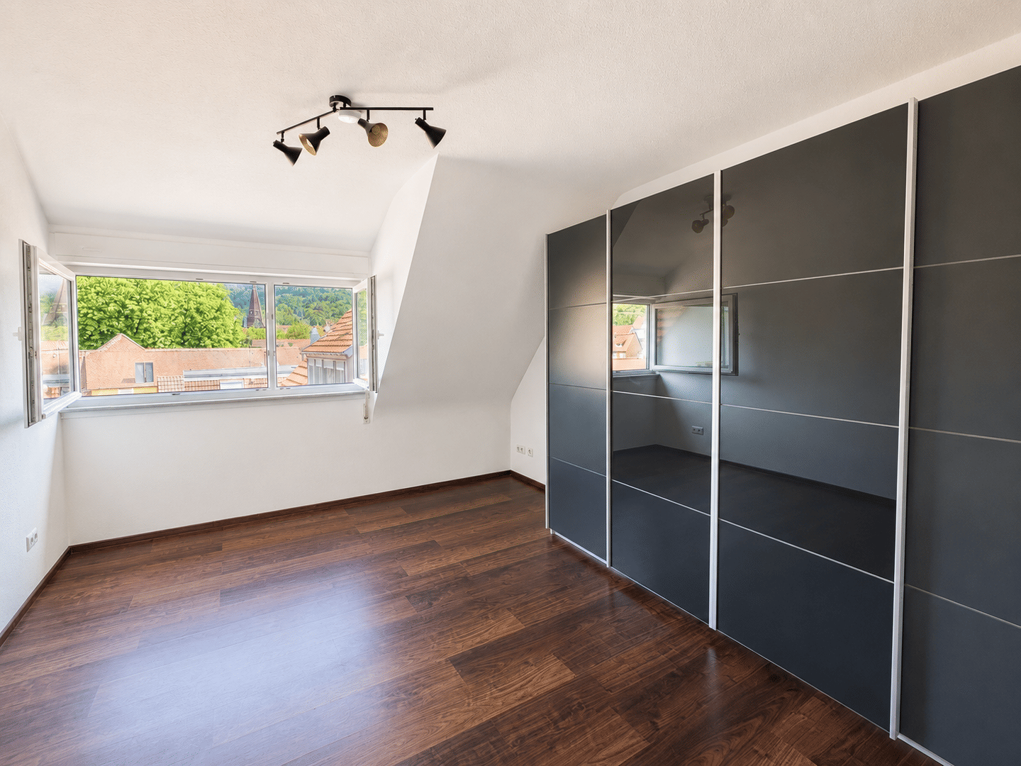 Charmante 3-Zimmer-Dachgeschosswohnung mit traumhafter Aussicht über Uhlbach – Stuttgart – Vorschaubild 5