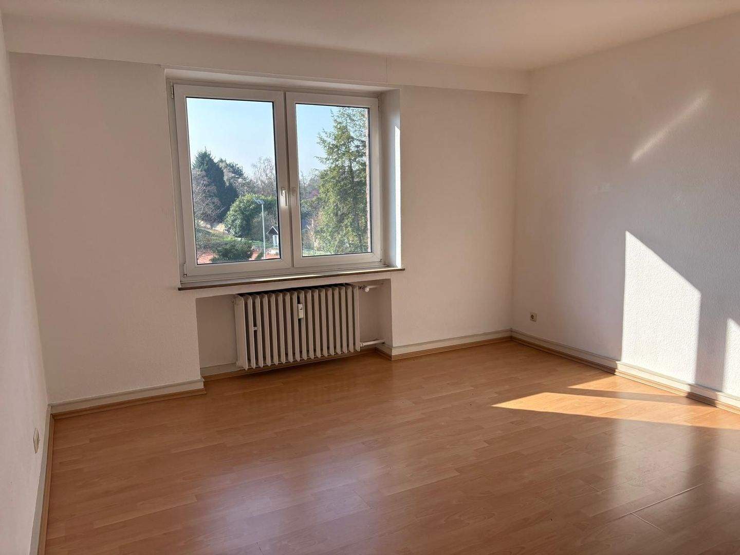 Gemütliche und top geschnittene 2 Zimmer Wohnung mit Balkon im 3 Parteienhaus ! Traumhaftes Wohnen direkt am Grenzlandstadion und Fachhochschule ! – Mönchengladbach – Vorschaubild 4