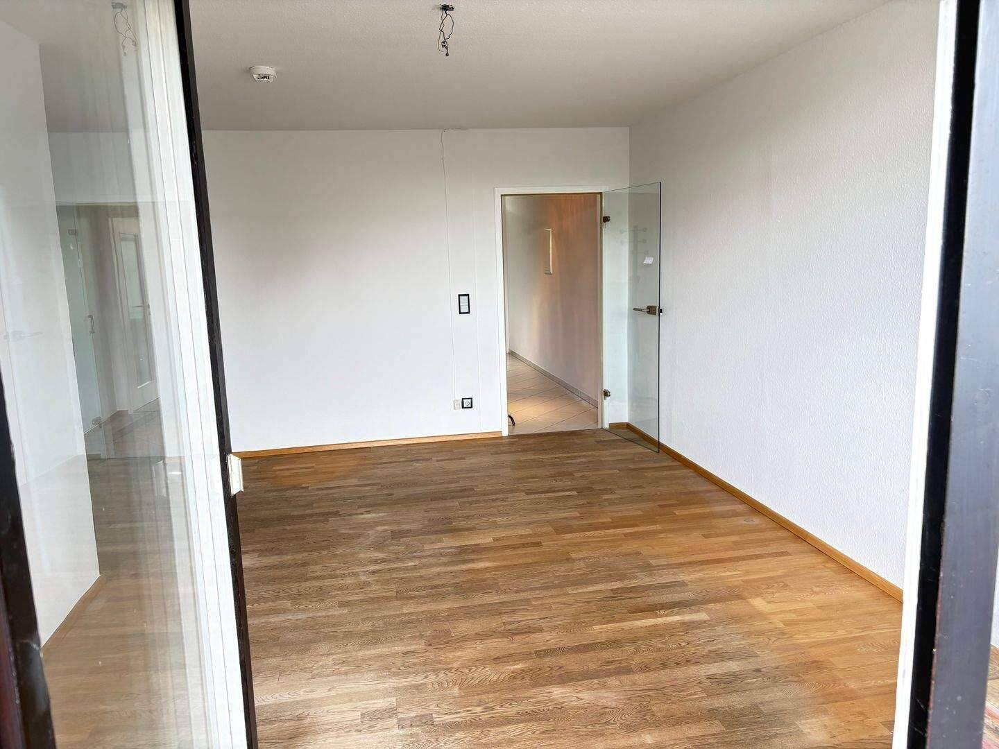 Teilmöblierte 2 Zimmer Wohnung mit Loggia, EBK und Schlafzimmer - Schwimmbad + Sauna gefällig? – Nürnberg – Vorschaubild 7