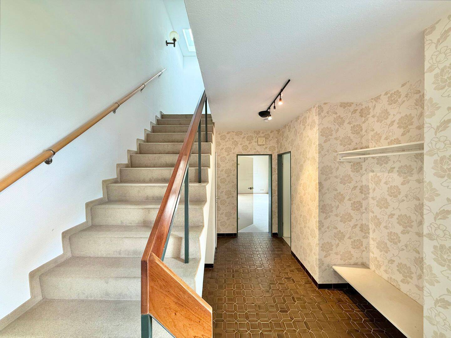 Zeitlos schönes Reihenhaus im Bauhausstil mit 2 Terrassen & schönem Garten in guter Lage – Langenhagen – Vorschaubild 9