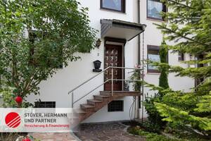 Neuwertiges Einfamilien-Mittelreihenhaus mit Garten und überdachter Terrasse