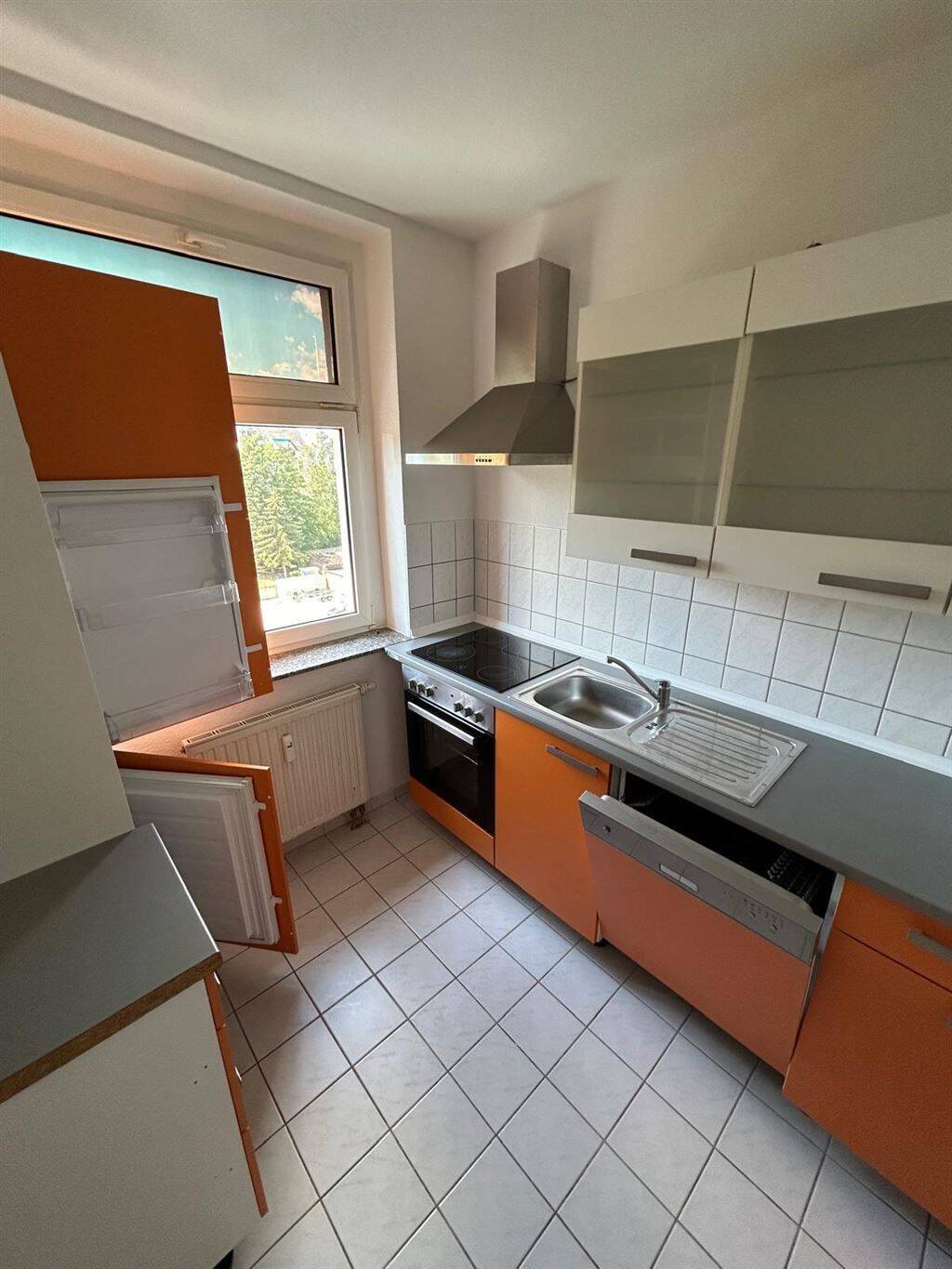 Gemütliche und vermietete DG 2-Zimmer mit Laminat und EBK in guter Lage