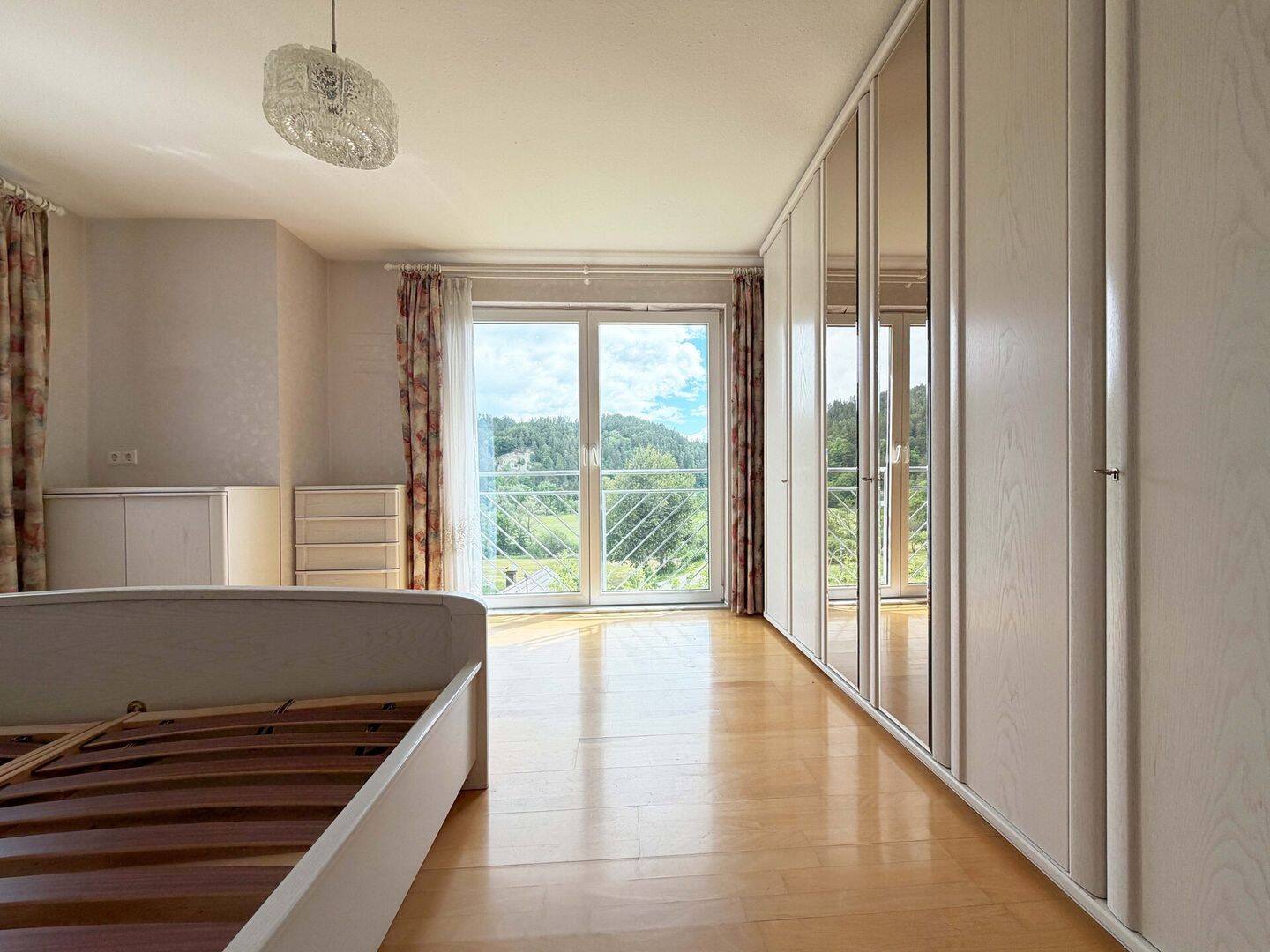 Familienhaus mit 2 Wohnungen. 7 Zimmer. 183 m². Traum-Ausblick. 3 Garagen. Herrliches Grundstück. – Epfendorf – Vorschaubild 9