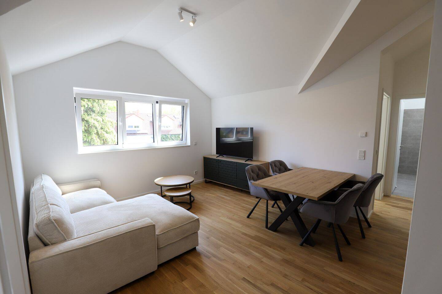 Feldrandlage Vollmöblierte Dachgeschoss-Wohnung mit Einbauküche