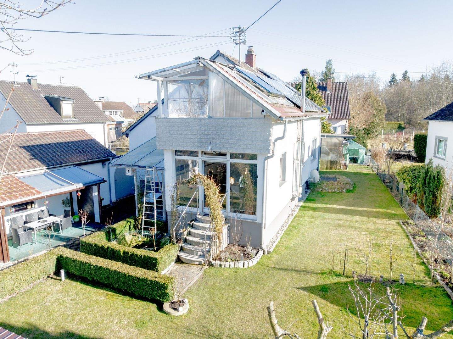Altshausen - Familienfreundliches Zweifamilienhaus mit Balkon und Terrasse in ruhiger Lage – Altshausen – Bild 1 von 9