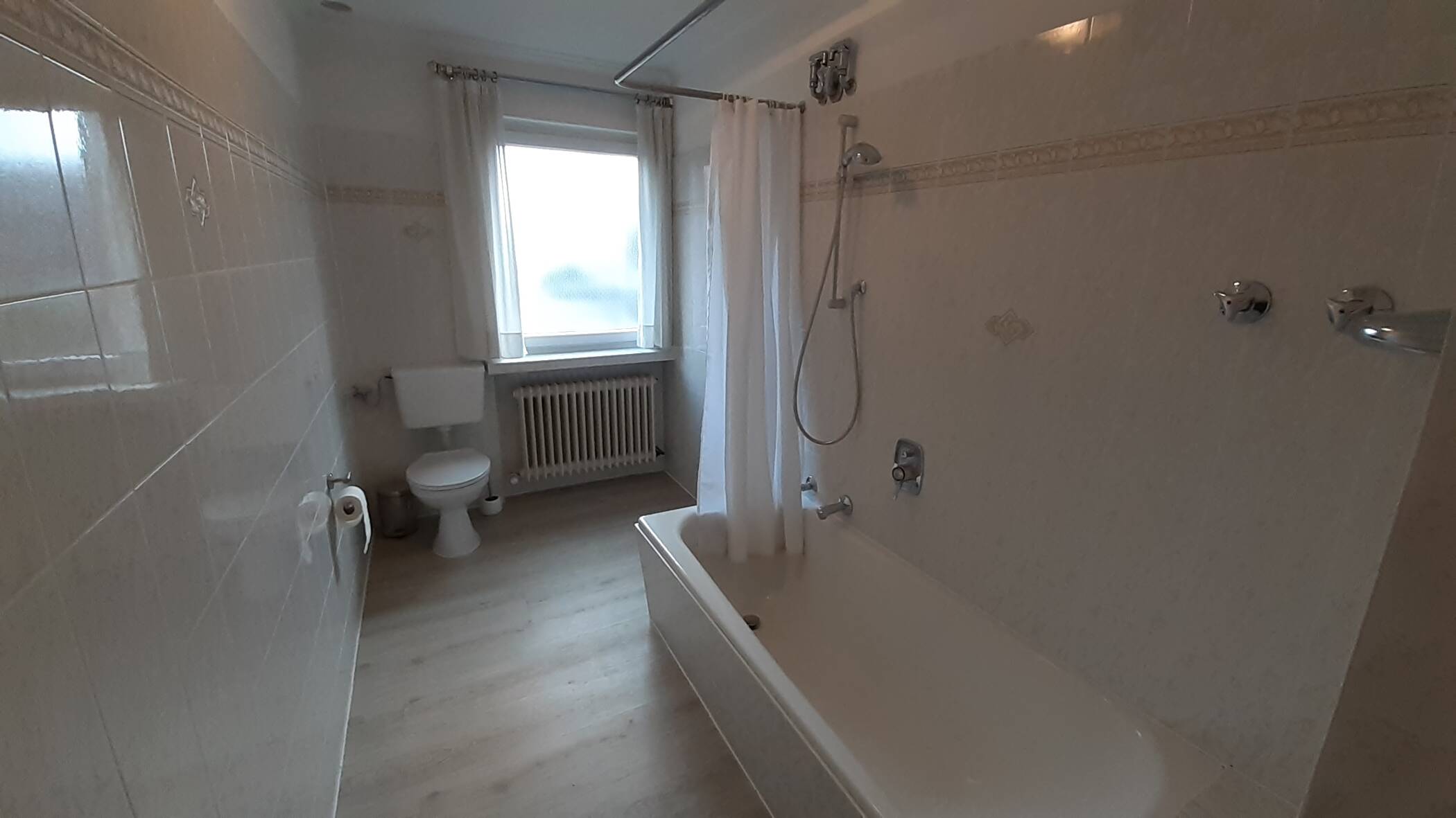 Außergewöhnliche 2,5-Zimmer-Wohnung mit großzügiger Dachterrasse, Einbauküche und stilvollem Wohnambiente – Bremen – Vorschaubild 4