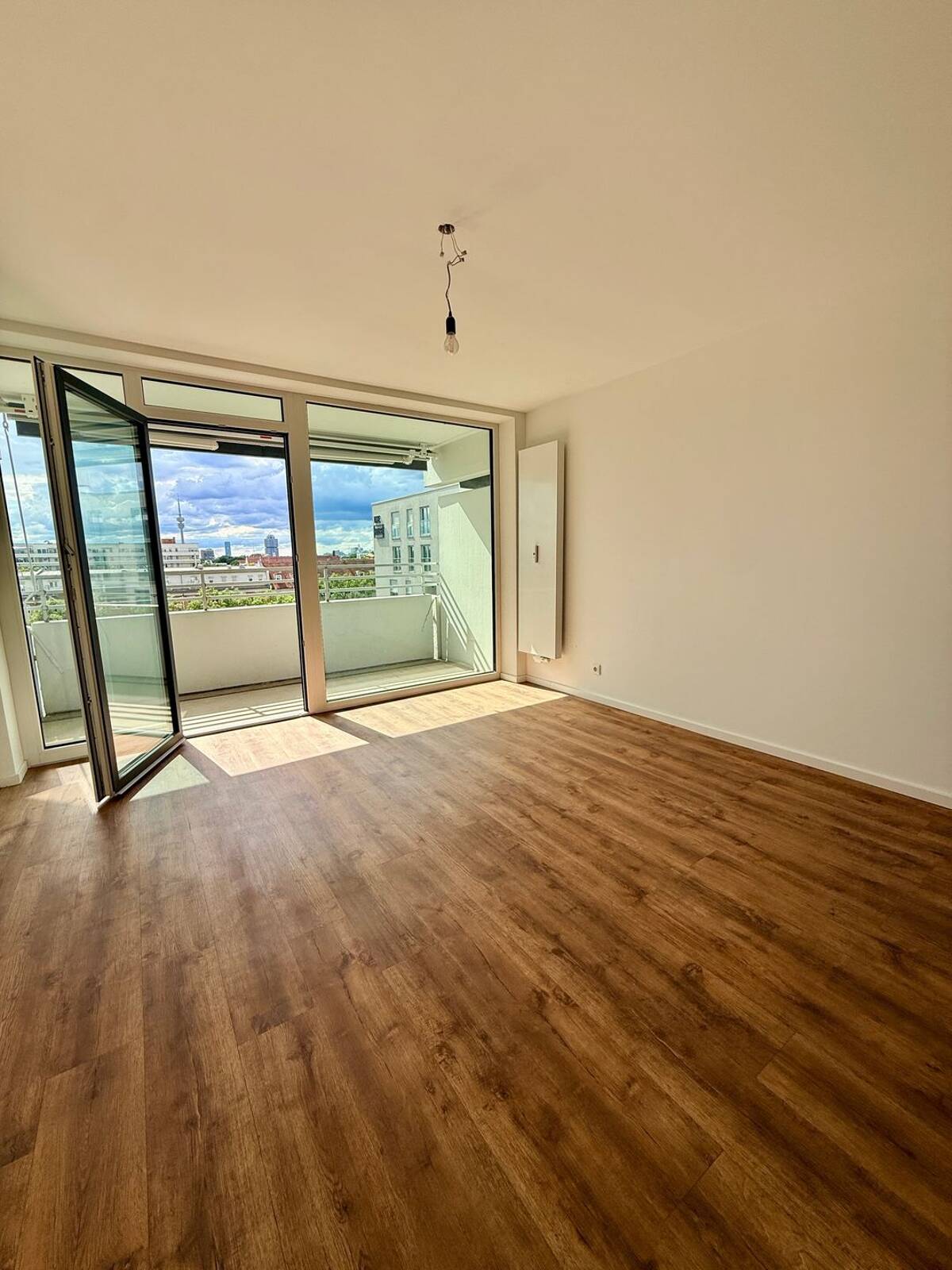 Blick auf den Olympiaturm! Frisch saniertes 1-ZI-Apartment am Schwabinger Tor - sofort bezugsfertig! – 80804 München – Bild 1 von 9