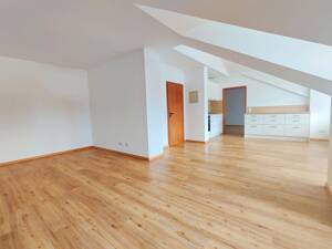 hell und geräumig: renovierte 2 Zimmer DG-Wohnung auf 69m² mit großem überdachtem Balkon – 85567 Grafing – Vorschaubild 3