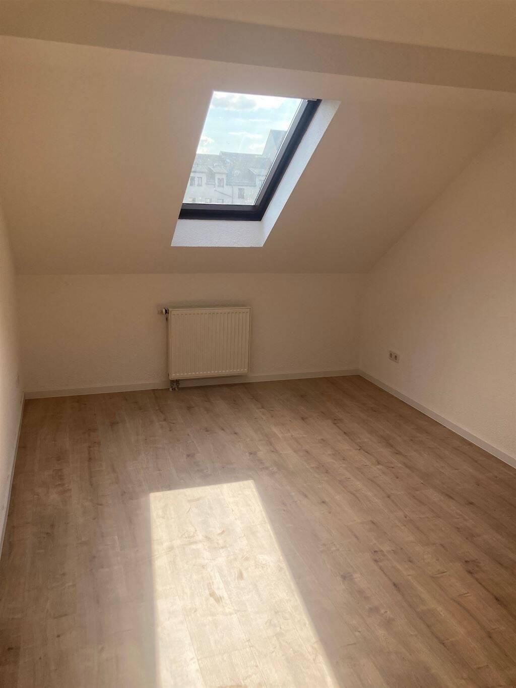 Kompakte DG 3-Zimmer mit neuem Laminat u. Wanne in Zentrumsnähe! Stellplatz mgl. – Chemnitz – Vorschaubild 3