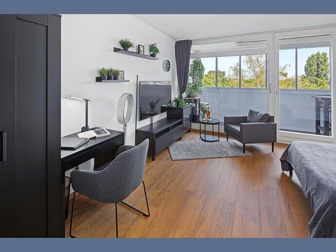Möbliert: Frisch renoviert: 1-Zimmer Wohnung mit Wintergarten – München – Vorschaubild 2
