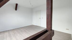 Dachgeschosswohnung mit 4 Zimmern und viel Tageslicht in Erfurt – Arnstädter Straße 21, 99096 Erfurt – Vorschaubild 2