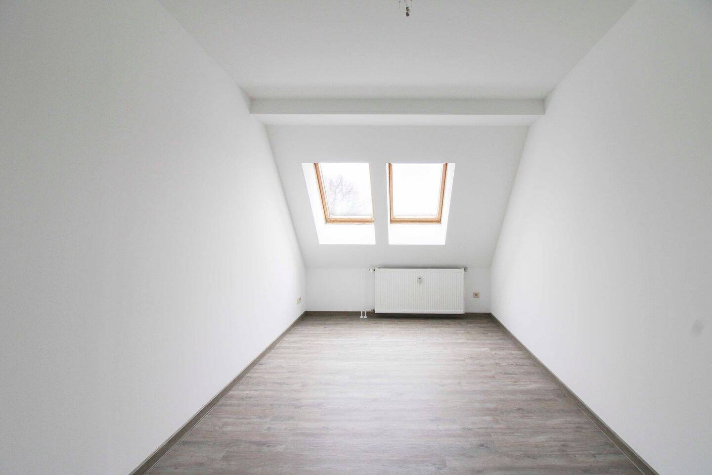Sofort bezugsfrei: Frisch renovierte Dachgeschosswohnung (ohne Aufzug) im Altbau mit großem Balkon – Berlin – Vorschaubild 4