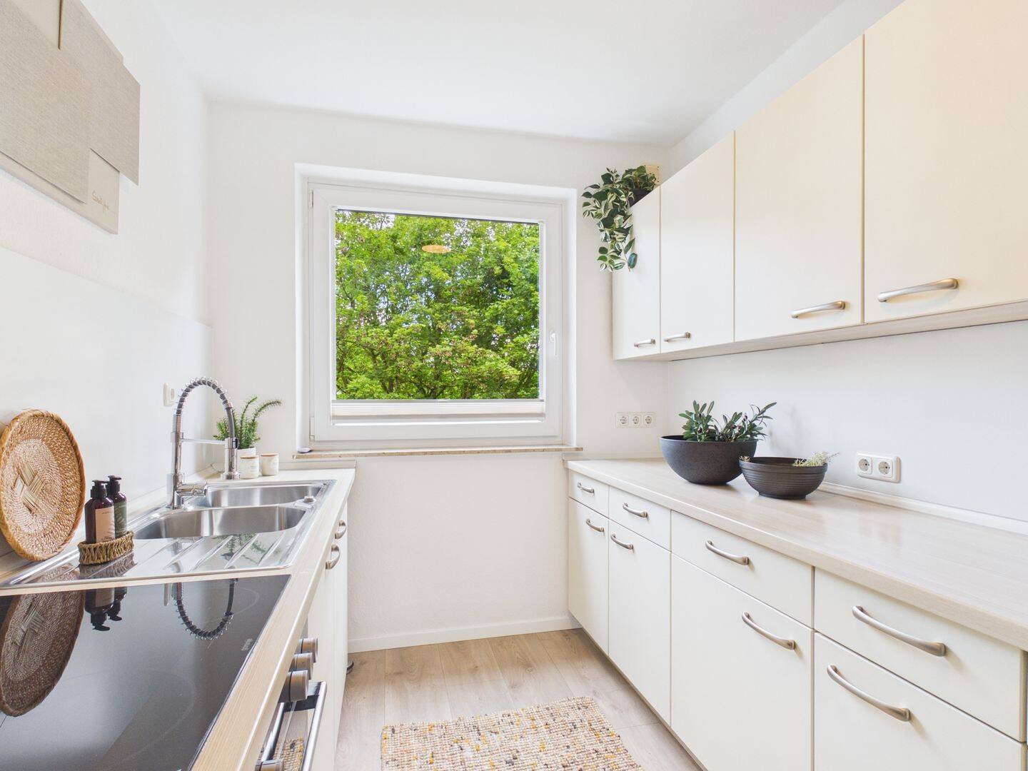 PROVISIONSFREI, 3 Zimmer Wohnung mit Balkon, neuem Bad und eigenem Parkplatz, unvermietet u. modern. – Braunschweig – Vorschaubild 4