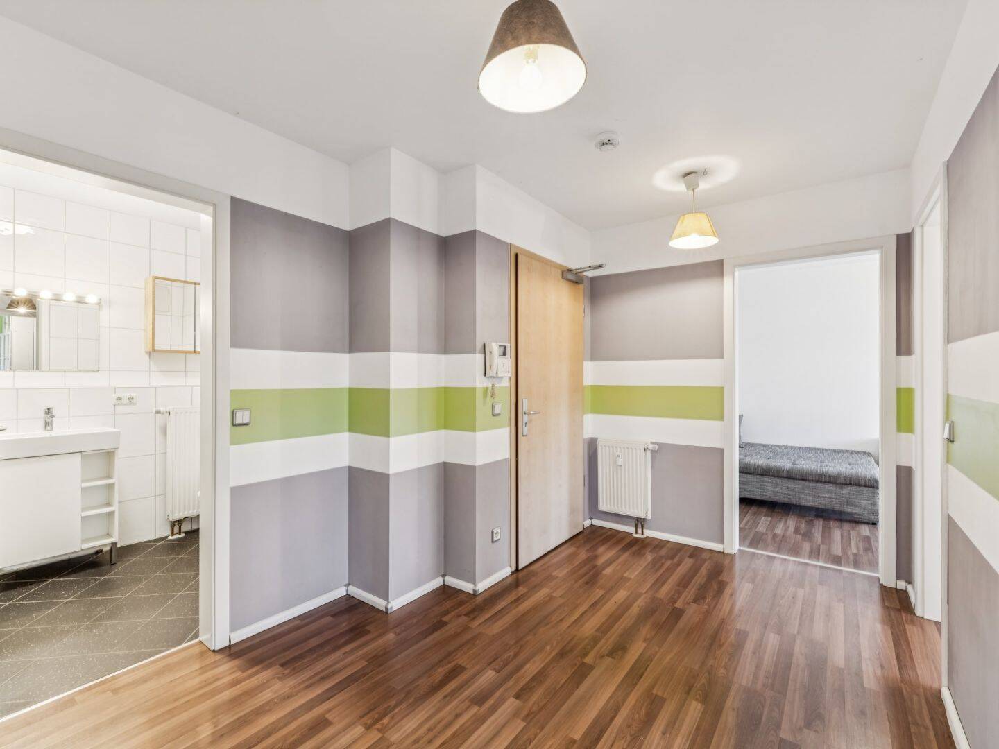 Helle 3-Zimmer-Erdgeschoss-Wohnung mit 60m² Privatgarten sowie Tiefgaragenstellplatz in Moosach – München – Vorschaubild 4
