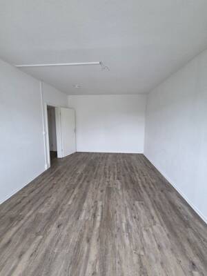 geräumige 3-Raum-Wohnung mit Fahrstuhl und Wannenbad – 19063 Schwerin – Vorschaubild 2